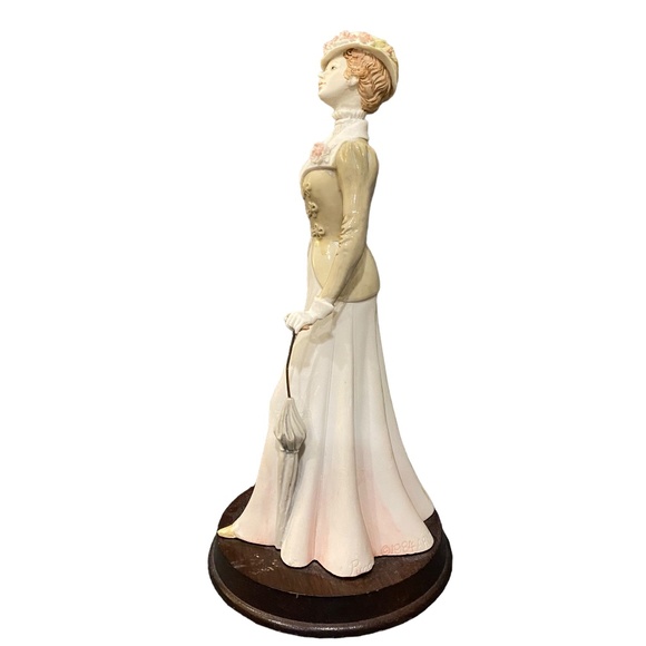Vintage 1984 Pucci Arnart Porcelain Victorian Lady with Umbrella Figurine - Picture 3 of 9